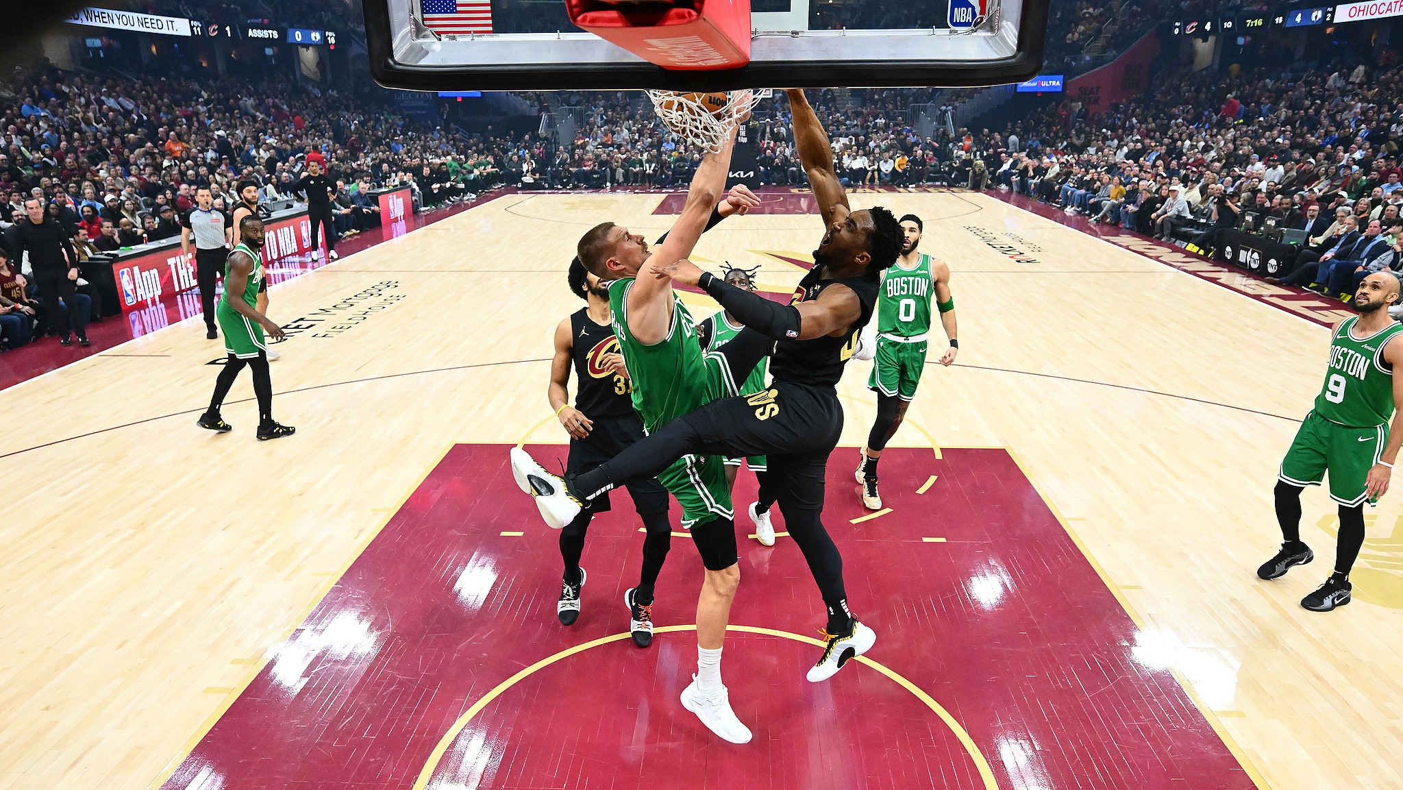 球星爆发！NBA赛场再现神级操作的简单介绍