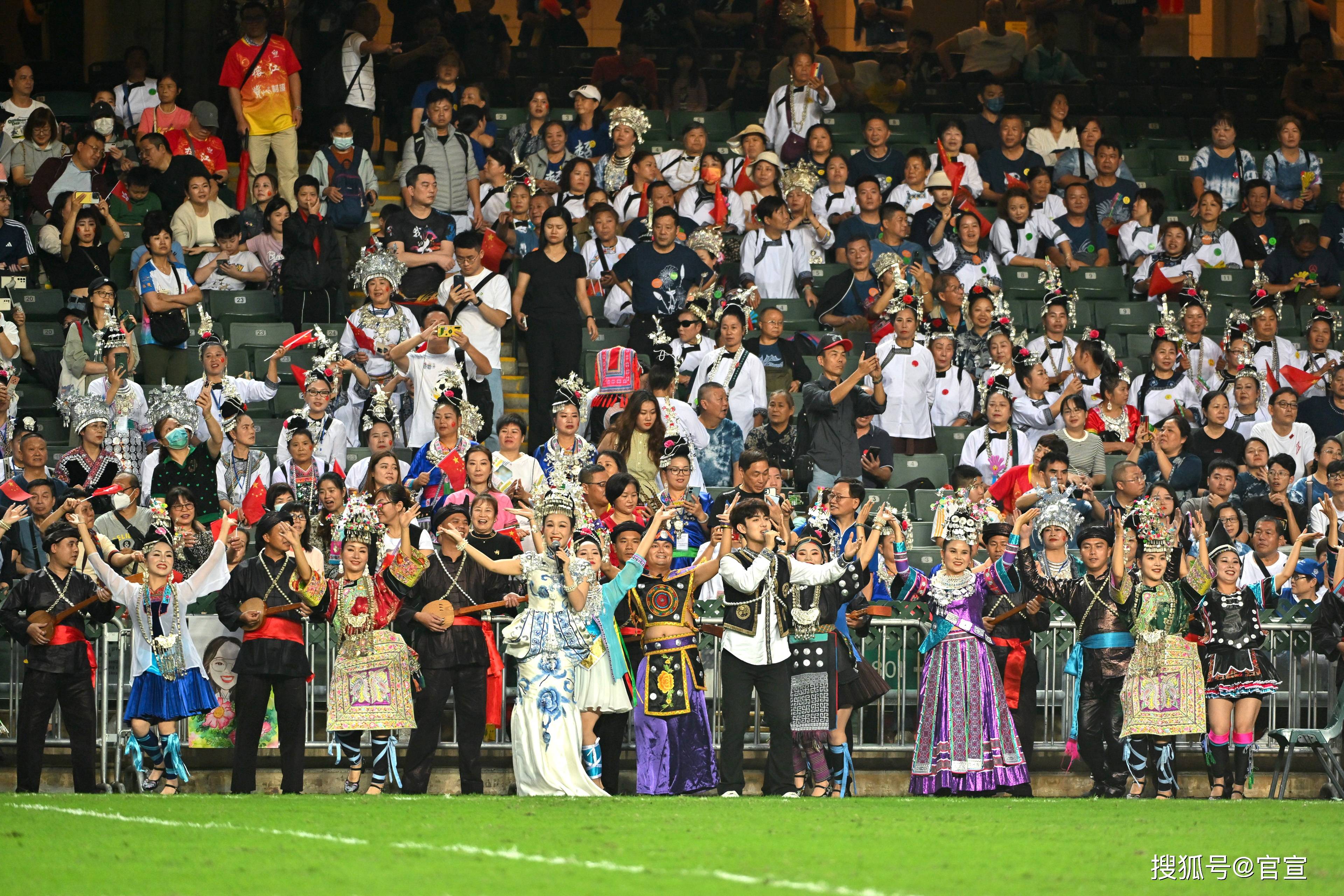 场面火爆！S赛观众席沸腾不已