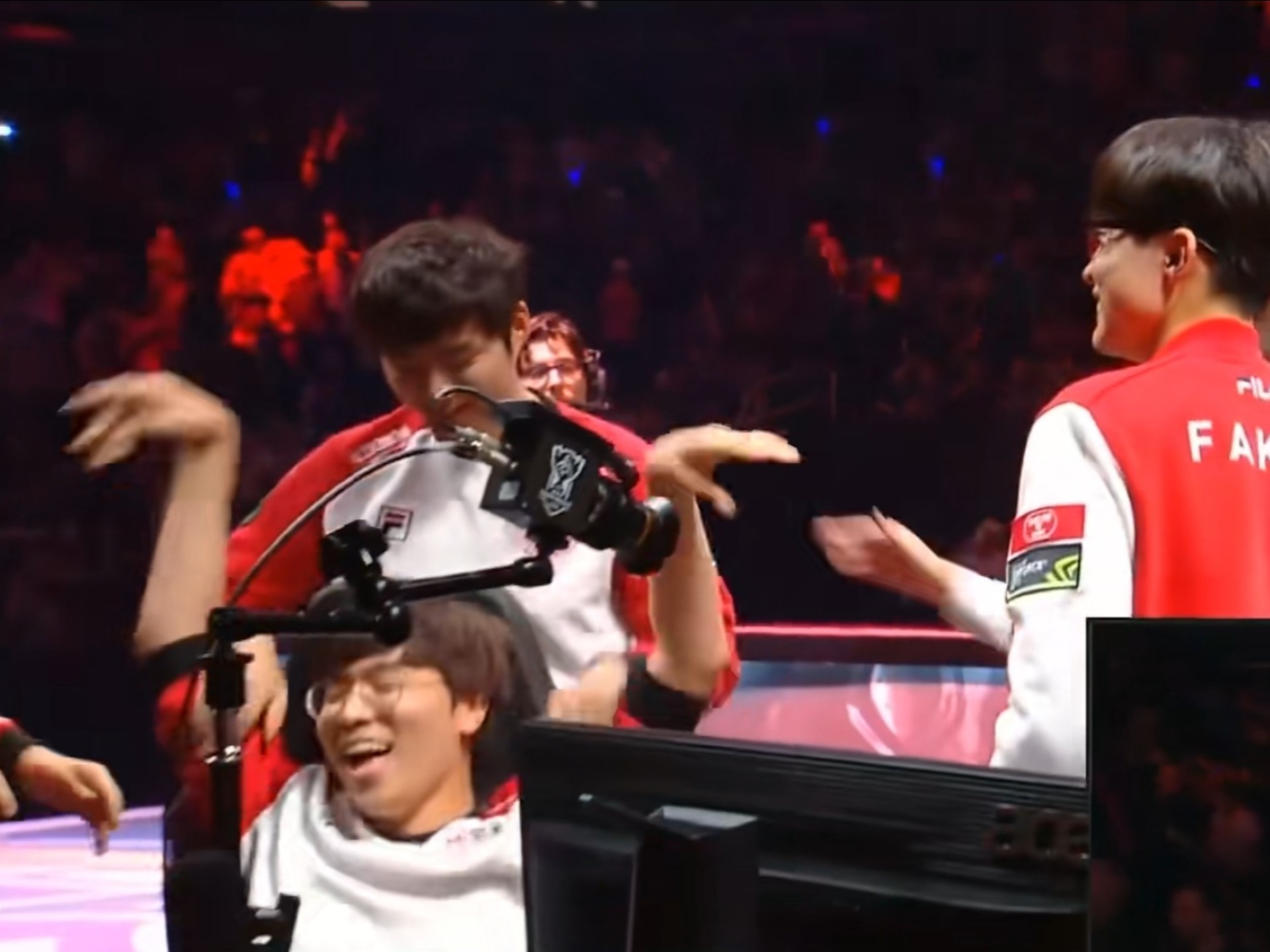 场面火爆！S赛观众席沸腾不已