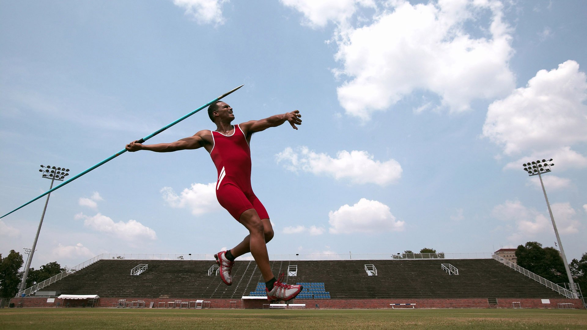 奇迹双线，绿茵场冷雨与西决热焰中的逆袭者